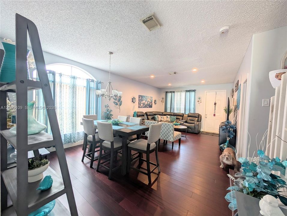 En Venta: $735,000 (5 camas, 3 baños, 2400 Pies cuadrados)