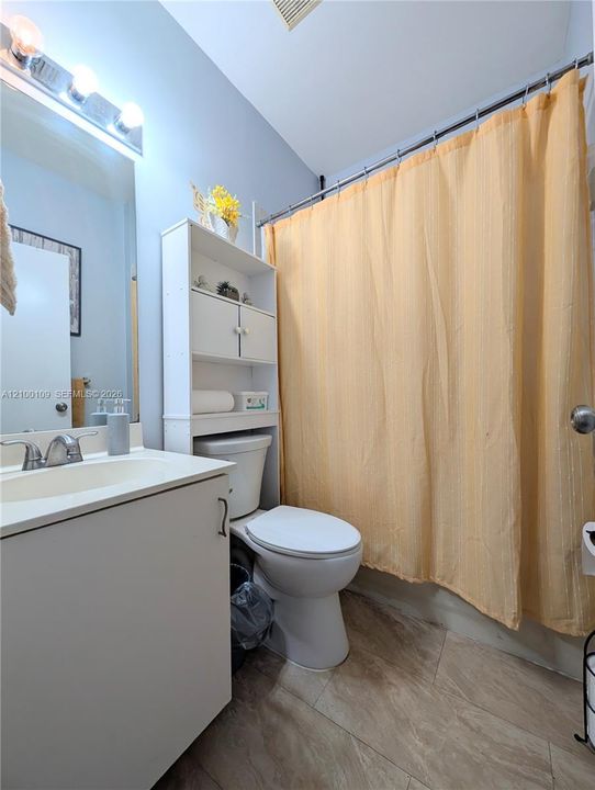 En Venta: $735,000 (5 camas, 3 baños, 2400 Pies cuadrados)