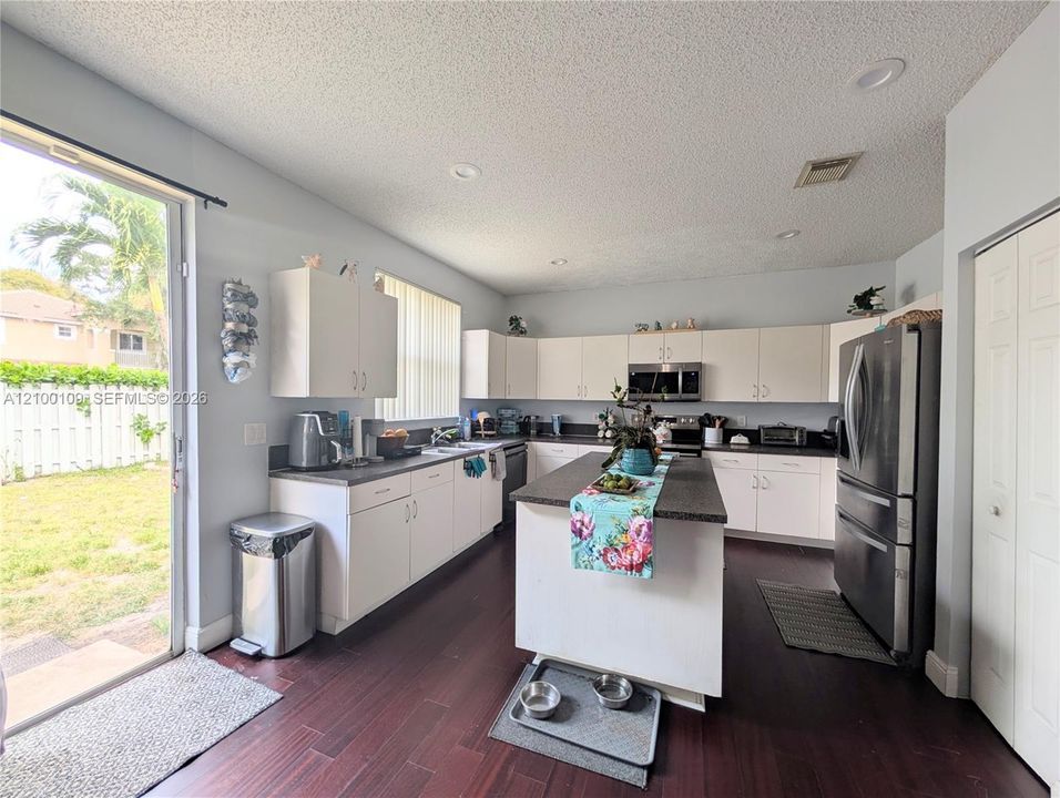 En Venta: $735,000 (5 camas, 3 baños, 2400 Pies cuadrados)