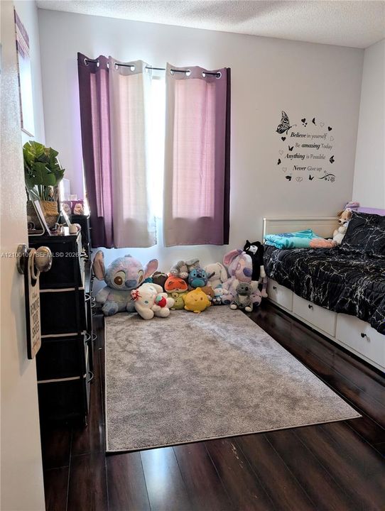 En Venta: $735,000 (5 camas, 3 baños, 2400 Pies cuadrados)