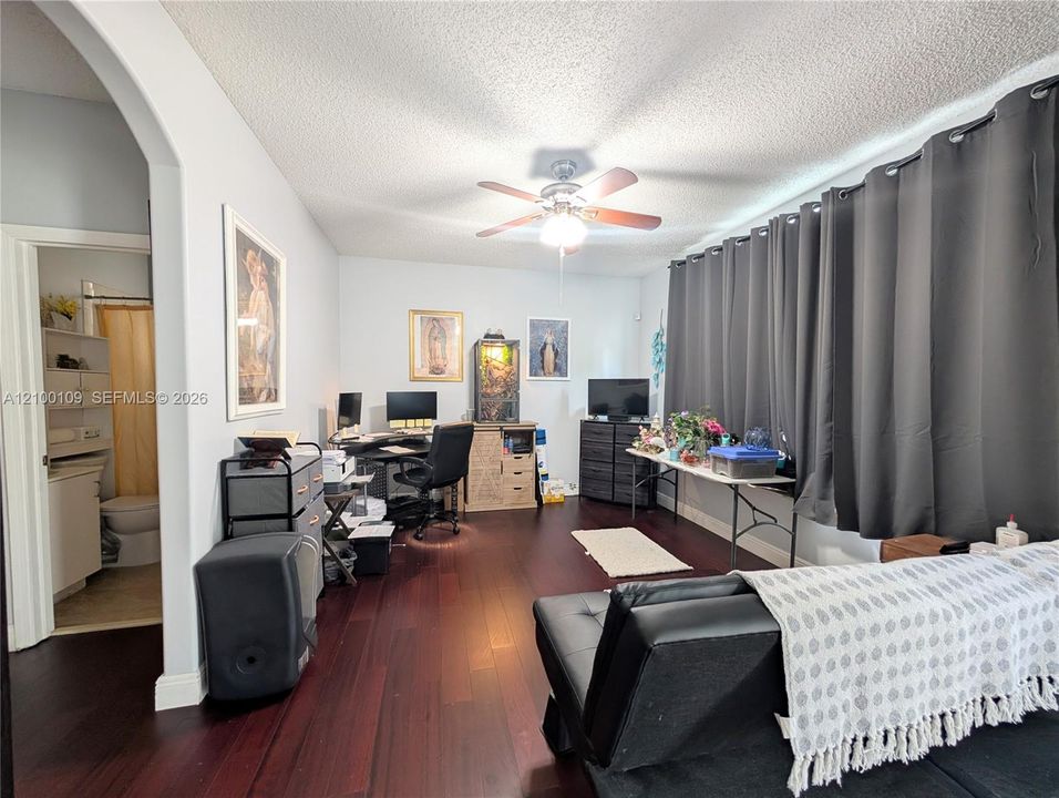 En Venta: $735,000 (5 camas, 3 baños, 2400 Pies cuadrados)