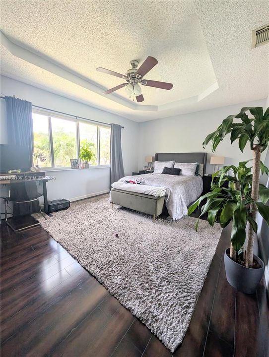En Venta: $735,000 (5 camas, 3 baños, 2400 Pies cuadrados)