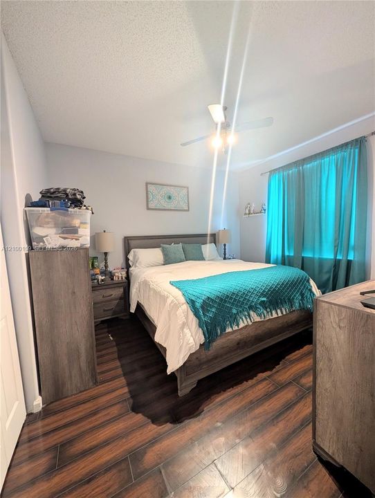 En Venta: $735,000 (5 camas, 3 baños, 2400 Pies cuadrados)