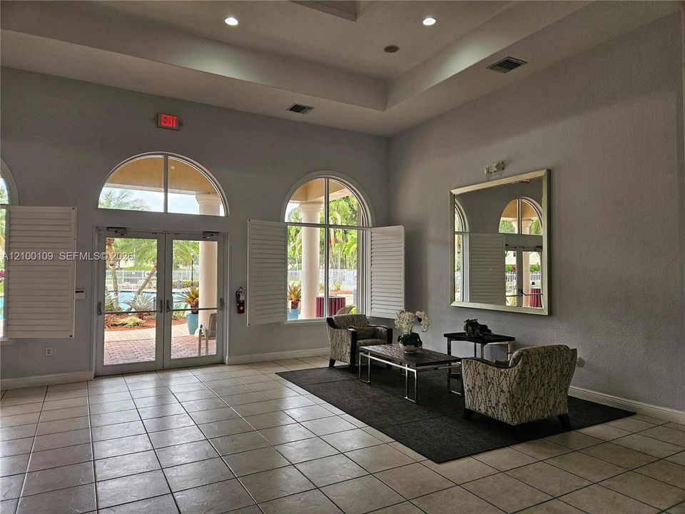 En Venta: $735,000 (5 camas, 3 baños, 2400 Pies cuadrados)