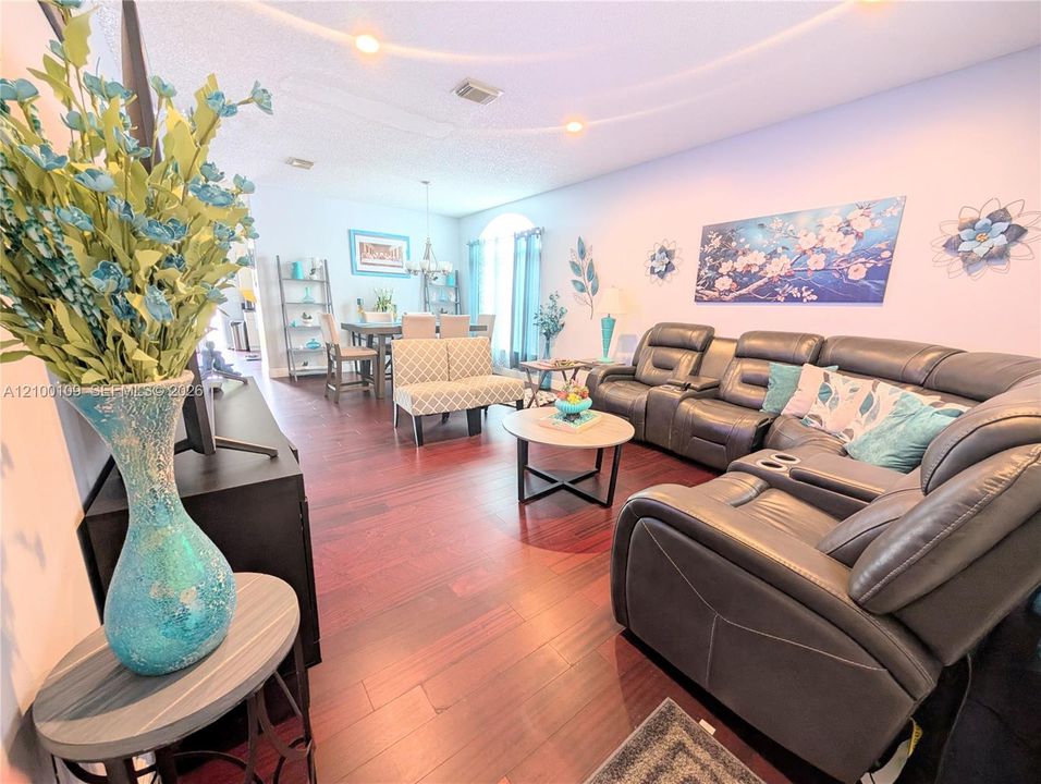 En Venta: $735,000 (5 camas, 3 baños, 2400 Pies cuadrados)