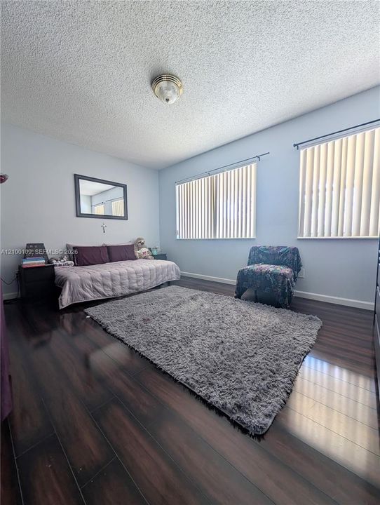 En Venta: $735,000 (5 camas, 3 baños, 2400 Pies cuadrados)