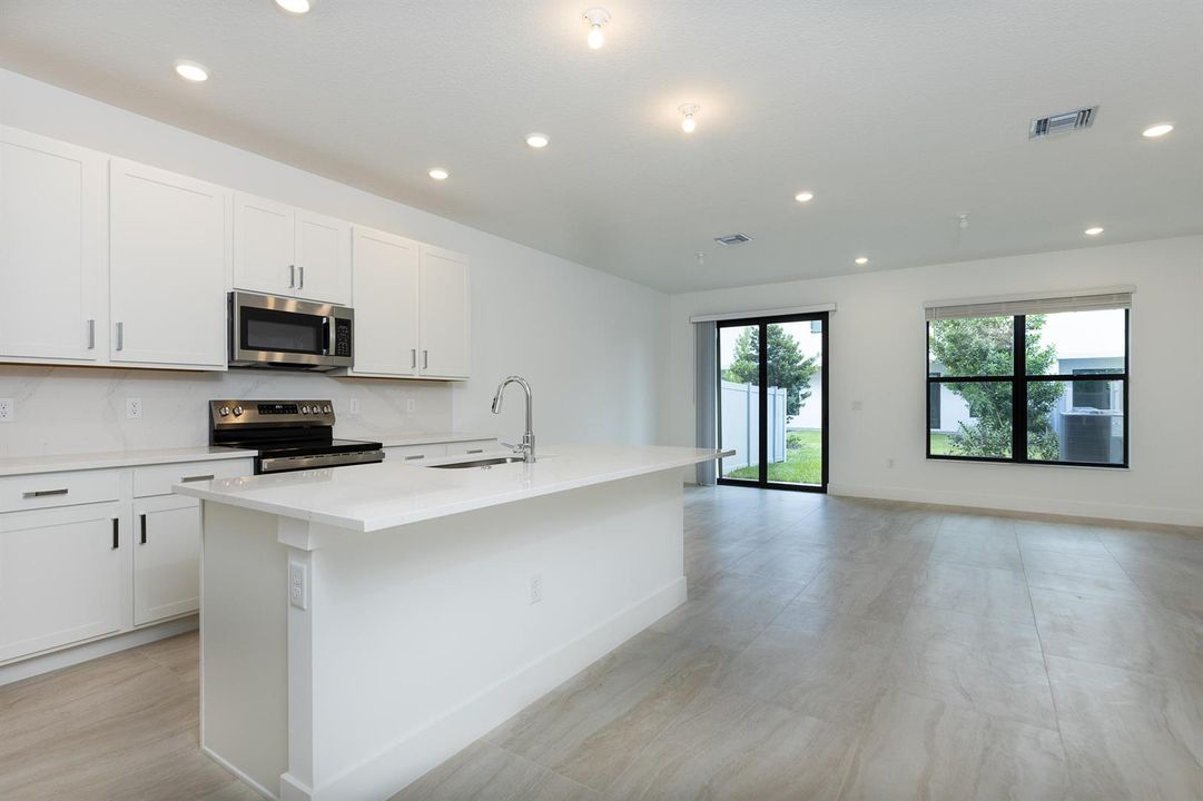 KITCHEN FMAILY ROOM