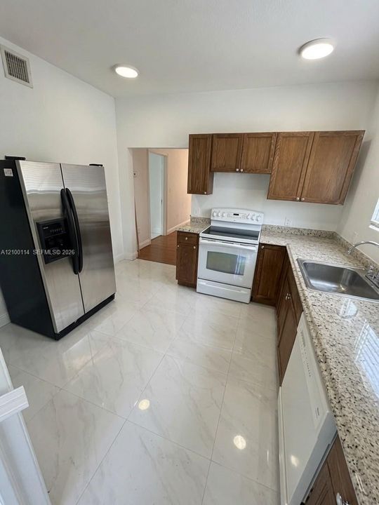 For Rent: $2,075 (3 beds, 1 baths, 998 Square Feet)
