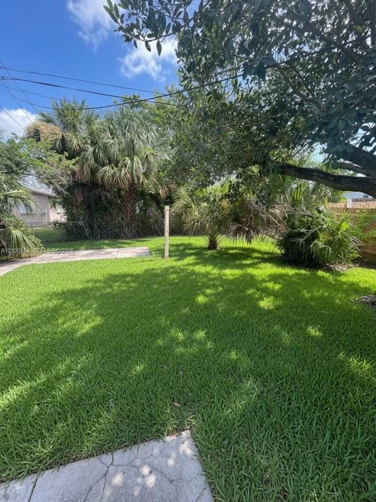 For Rent: $2,075 (3 beds, 1 baths, 998 Square Feet)