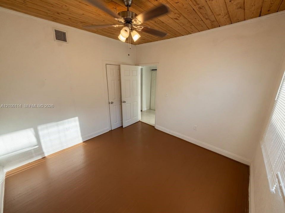 For Rent: $2,075 (3 beds, 1 baths, 998 Square Feet)