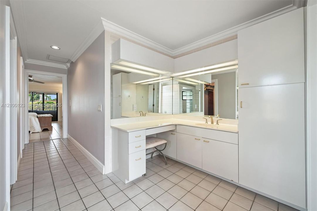 En Venta: $849,900 (4 camas, 3 baños, 3084 Pies cuadrados)