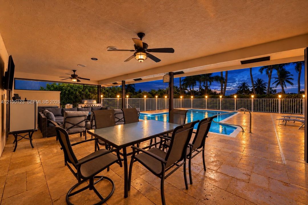 En Venta: $849,900 (4 camas, 3 baños, 3084 Pies cuadrados)