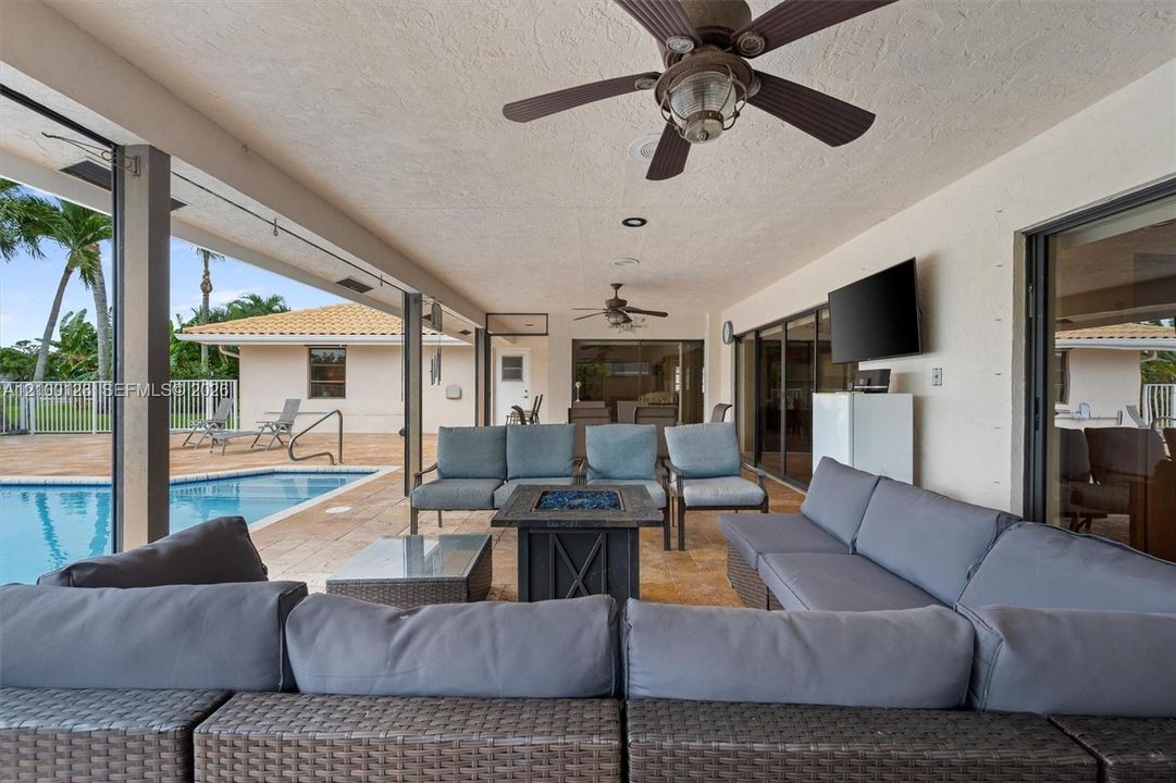 En Venta: $849,900 (4 camas, 3 baños, 3084 Pies cuadrados)