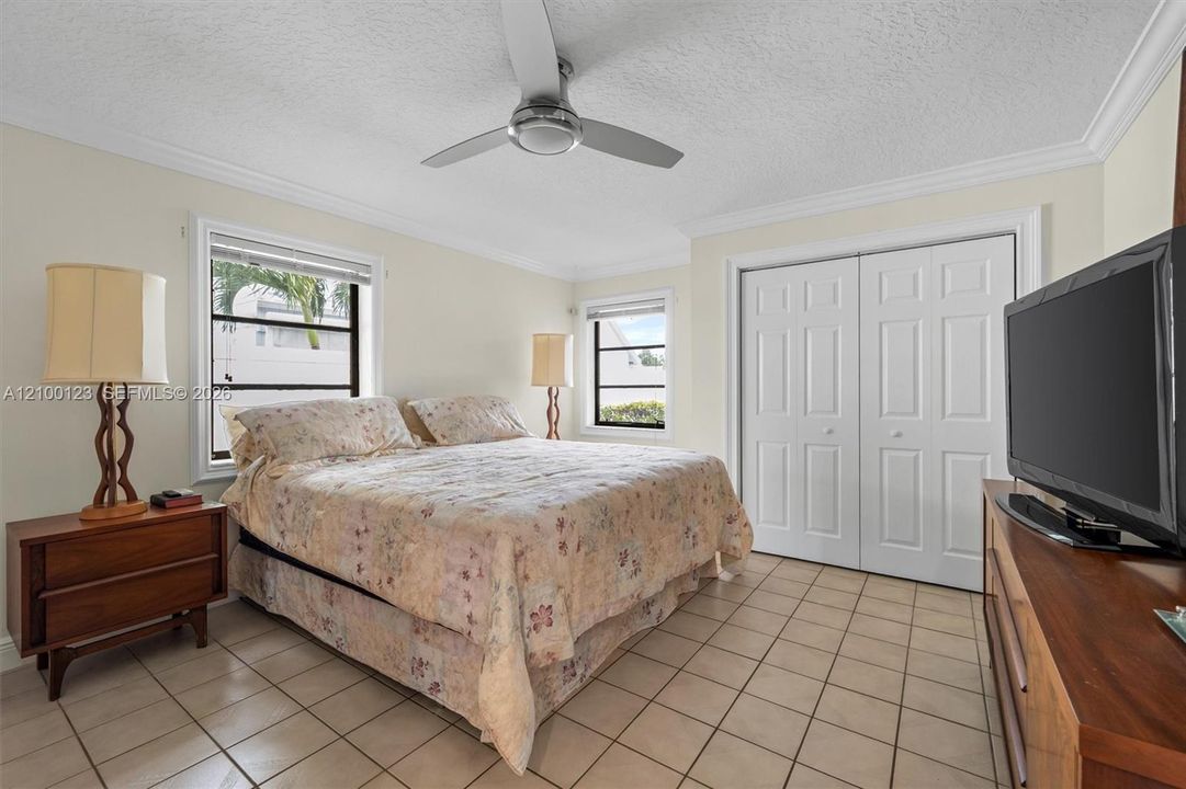 En Venta: $849,900 (4 camas, 3 baños, 3084 Pies cuadrados)