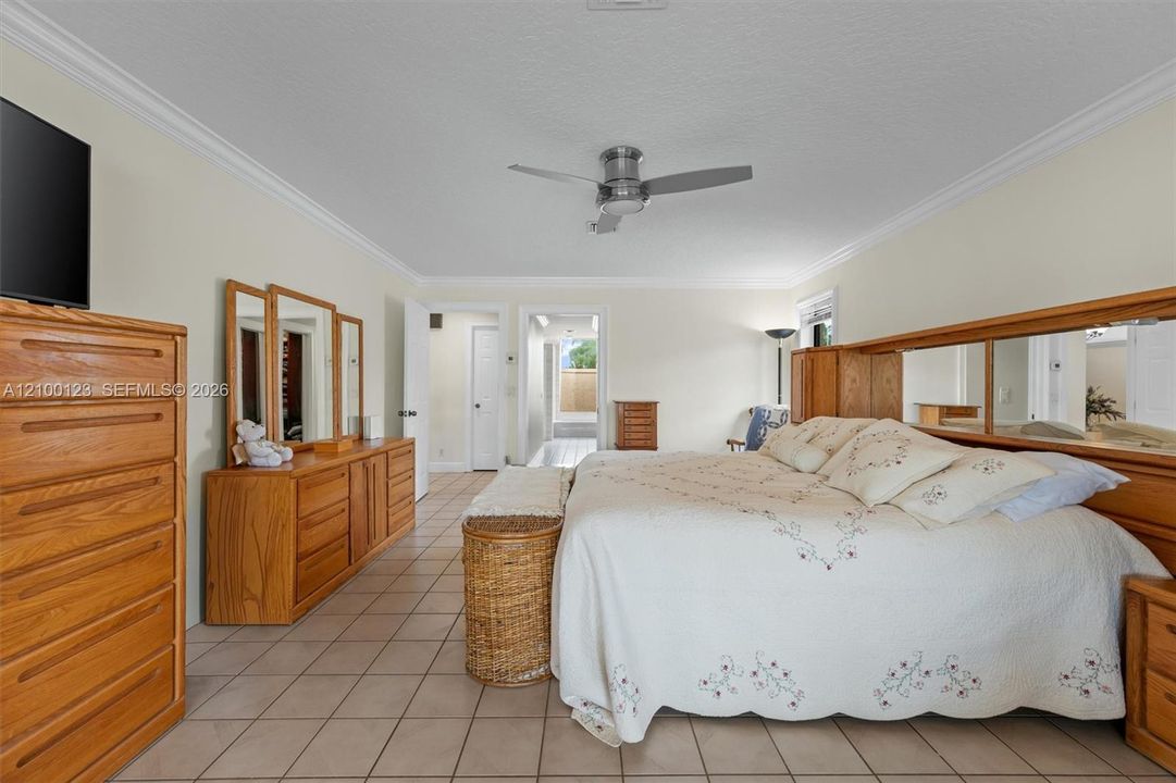 En Venta: $849,900 (4 camas, 3 baños, 3084 Pies cuadrados)