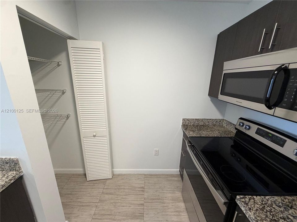 В аренду: $2,250 (1 спален, 1 ванн, 800 Квадратных фут)