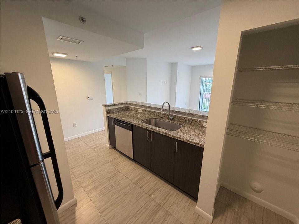 В аренду: $2,250 (1 спален, 1 ванн, 800 Квадратных фут)