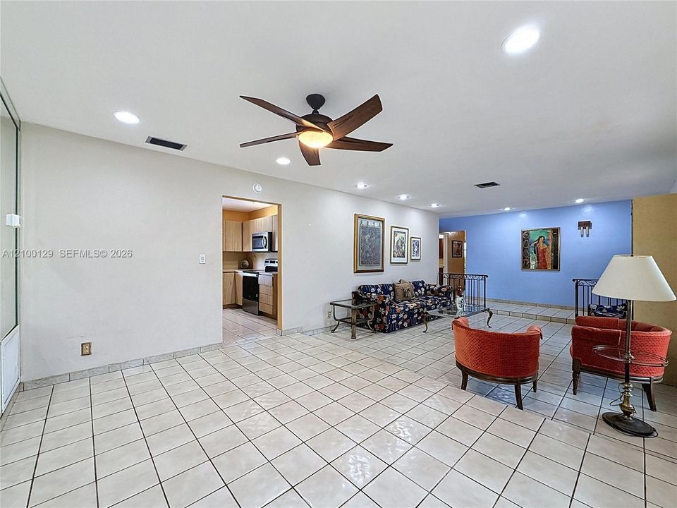 En Venta: $715,000 (4 camas, 2 baños, 1810 Pies cuadrados)