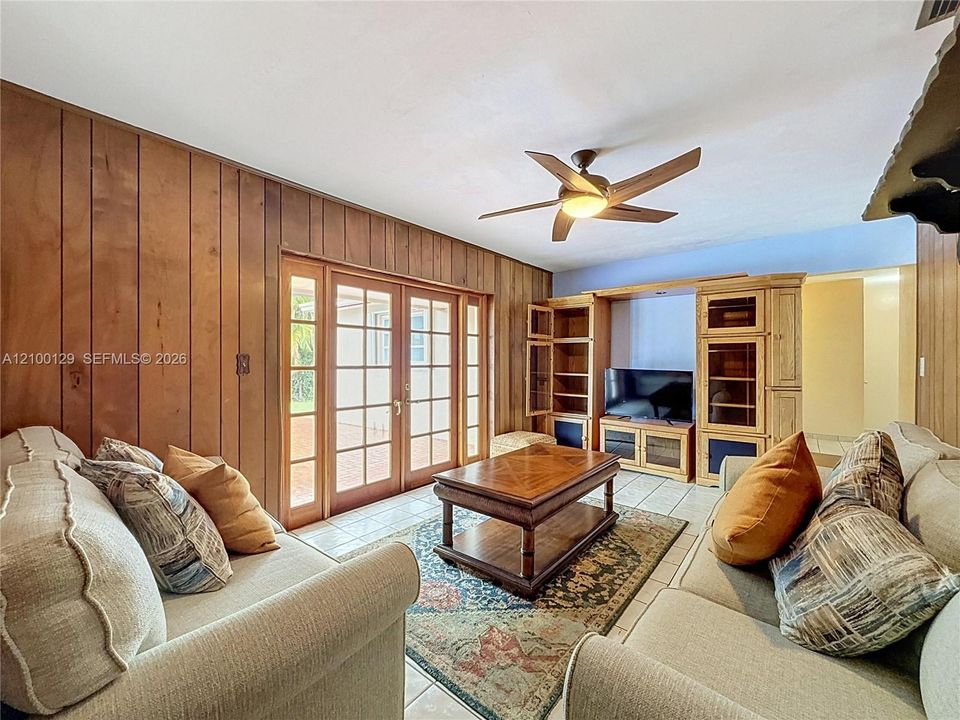 En Venta: $715,000 (4 camas, 2 baños, 1810 Pies cuadrados)