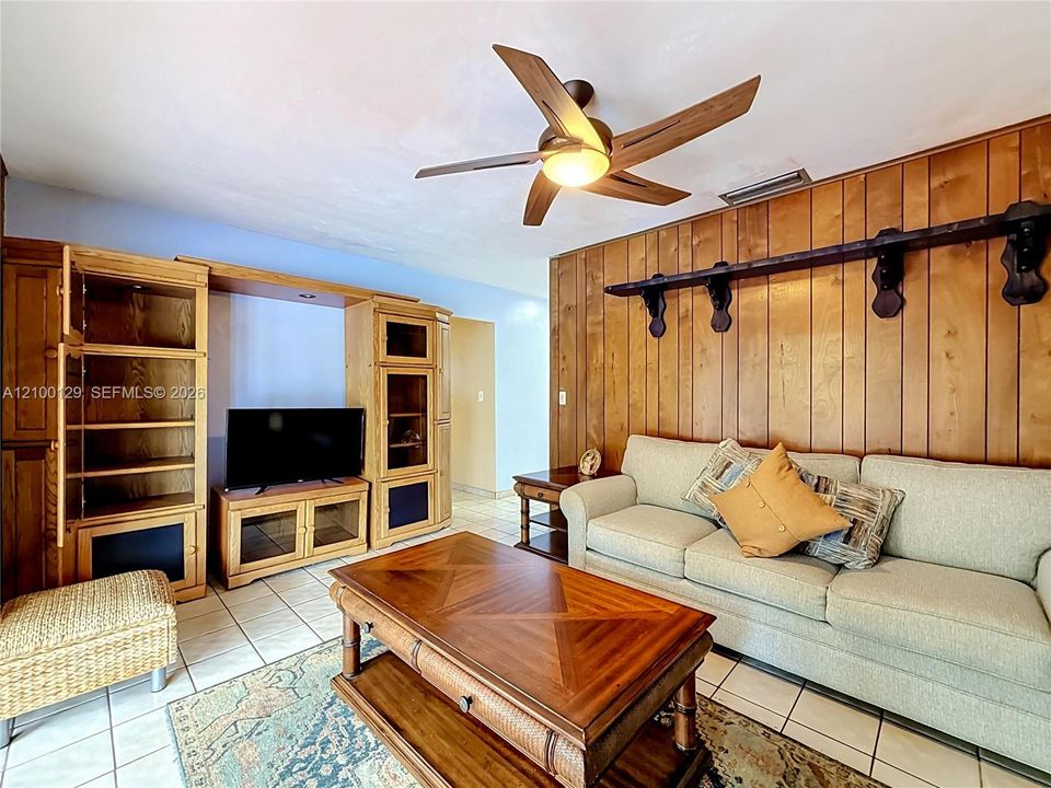 En Venta: $715,000 (4 camas, 2 baños, 1810 Pies cuadrados)