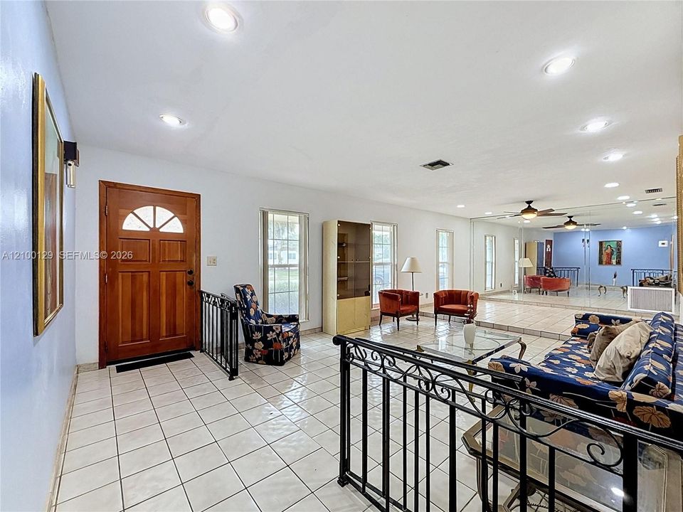 En Venta: $715,000 (4 camas, 2 baños, 1810 Pies cuadrados)