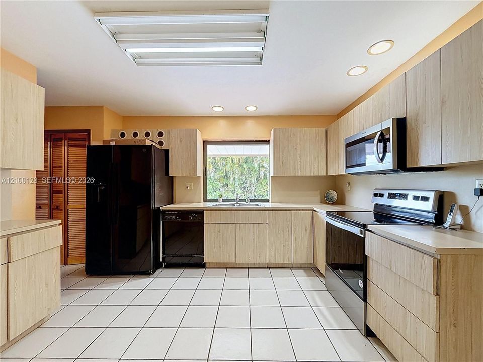 En Venta: $715,000 (4 camas, 2 baños, 1810 Pies cuadrados)