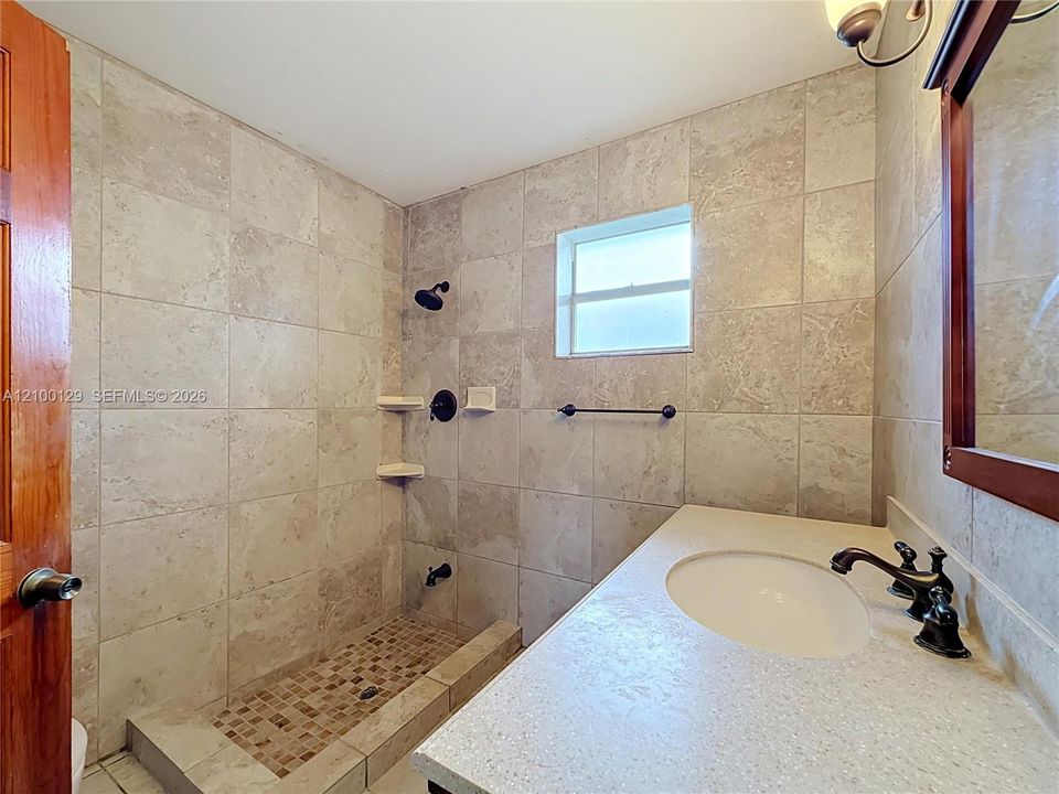 En Venta: $715,000 (4 camas, 2 baños, 1810 Pies cuadrados)
