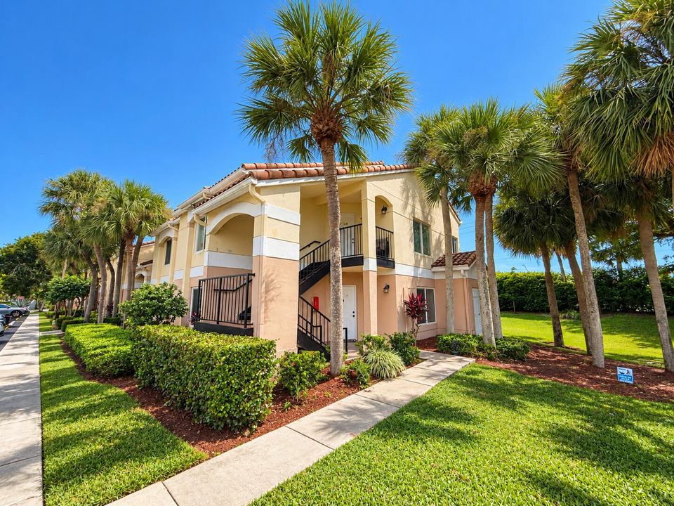 Sunny Florida-Style Mediterranean Condo