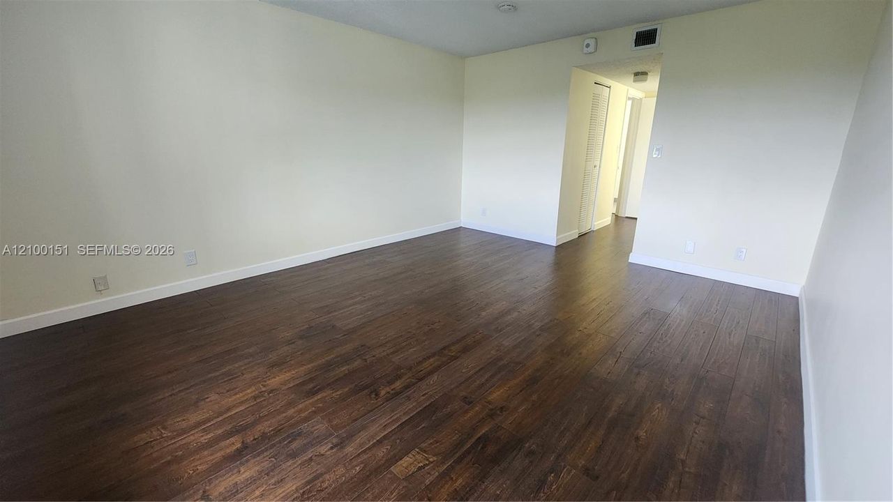For Rent: $1,650 (1 beds, 1 baths, 925 Square Feet)