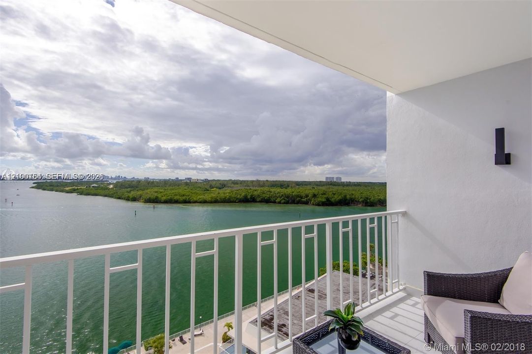 For Sale: $329,000 (1 beds, 1 baths, 762 Square Feet)