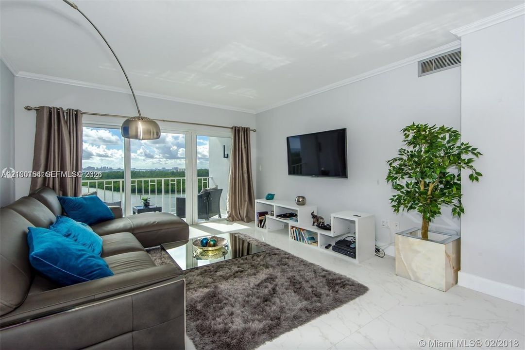 For Sale: $329,000 (1 beds, 1 baths, 762 Square Feet)