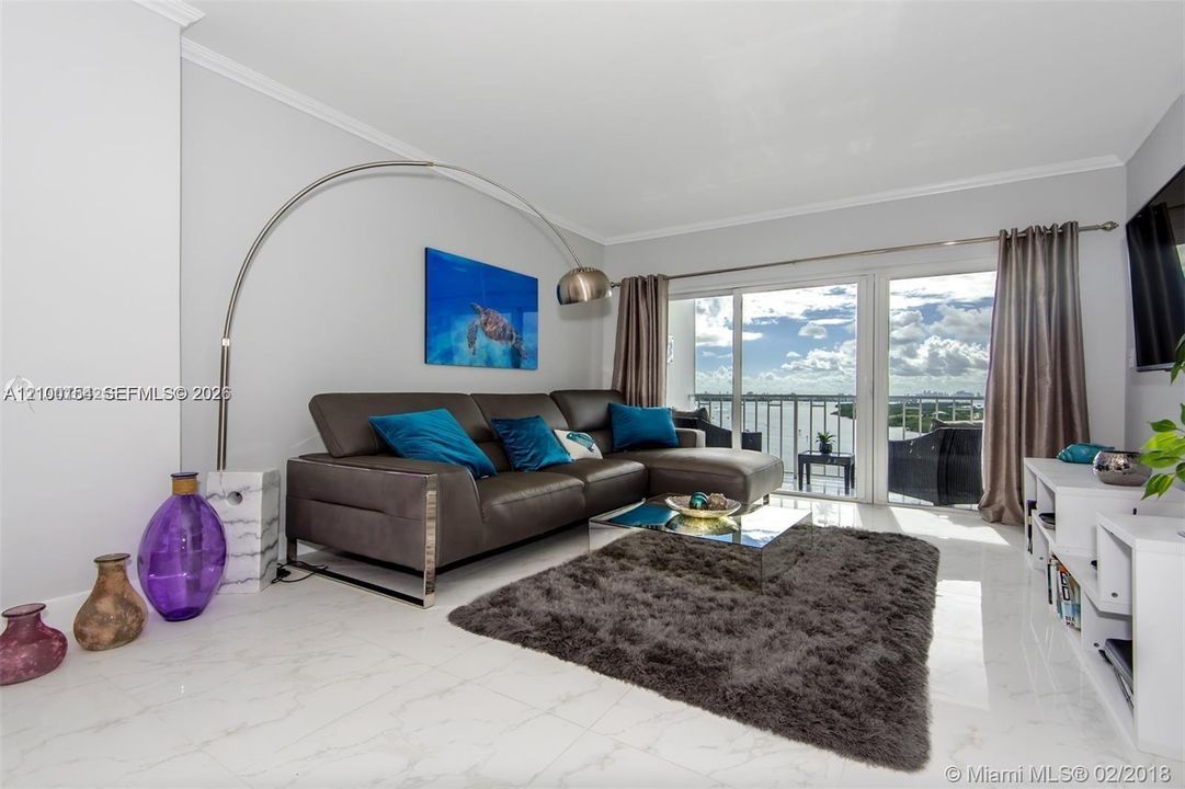 For Sale: $329,000 (1 beds, 1 baths, 762 Square Feet)