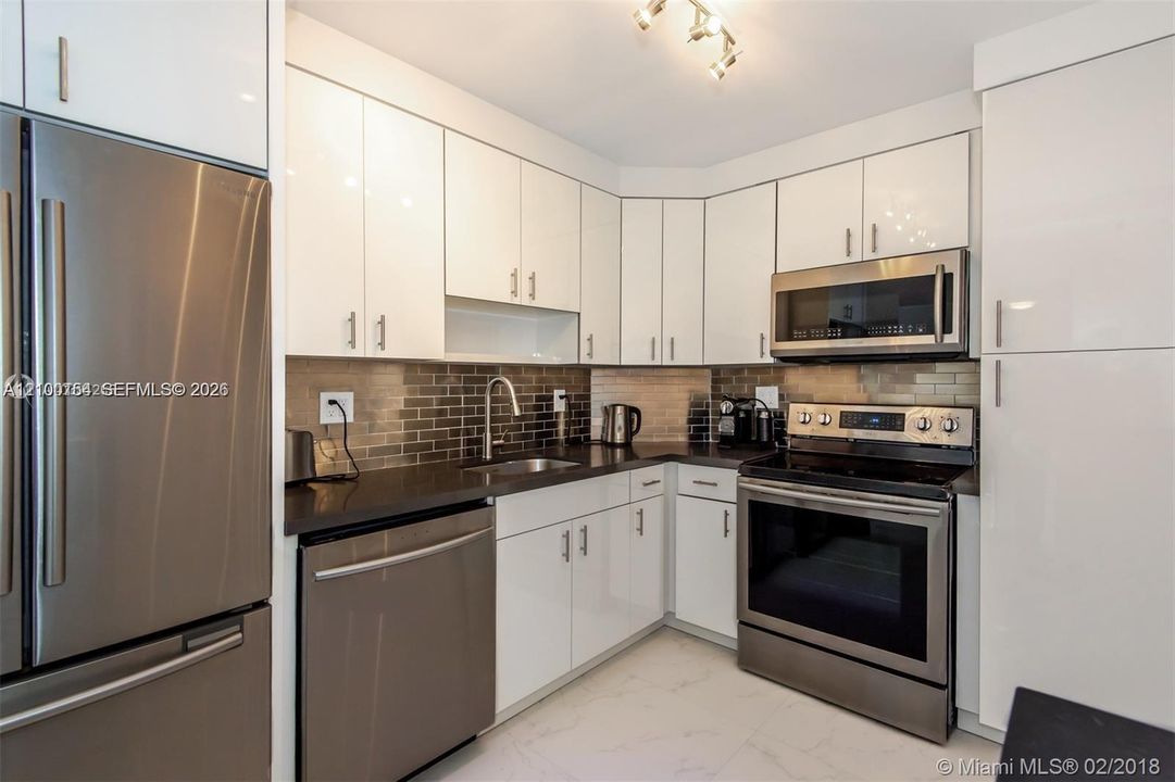 For Sale: $329,000 (1 beds, 1 baths, 762 Square Feet)