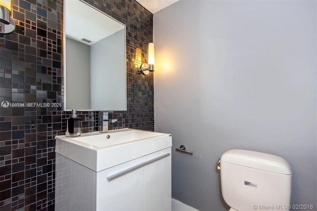 For Sale: $329,000 (1 beds, 1 baths, 762 Square Feet)
