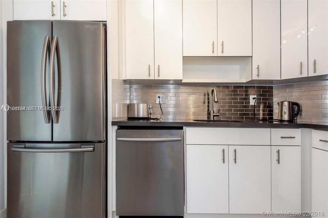 For Sale: $329,000 (1 beds, 1 baths, 762 Square Feet)