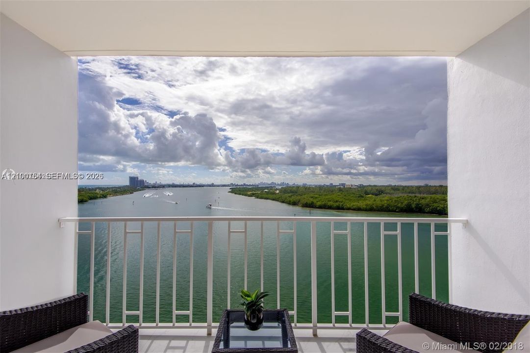 For Sale: $329,000 (1 beds, 1 baths, 762 Square Feet)