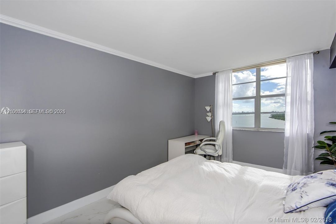 For Sale: $329,000 (1 beds, 1 baths, 762 Square Feet)