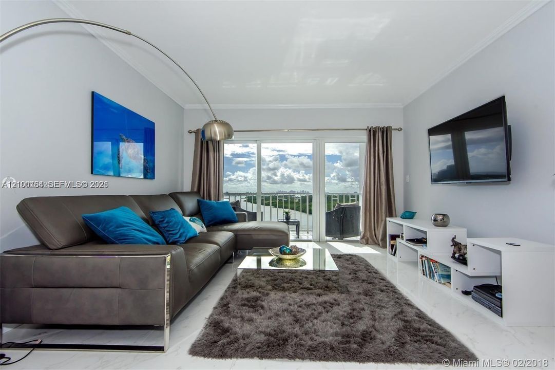 For Sale: $329,000 (1 beds, 1 baths, 762 Square Feet)