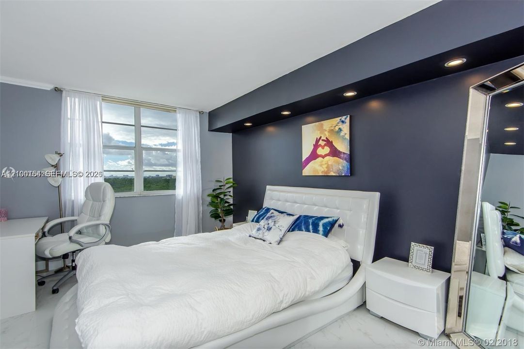 For Sale: $329,000 (1 beds, 1 baths, 762 Square Feet)