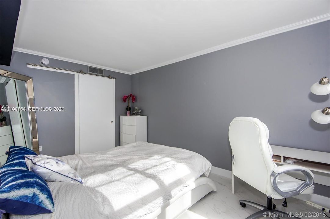 For Sale: $329,000 (1 beds, 1 baths, 762 Square Feet)