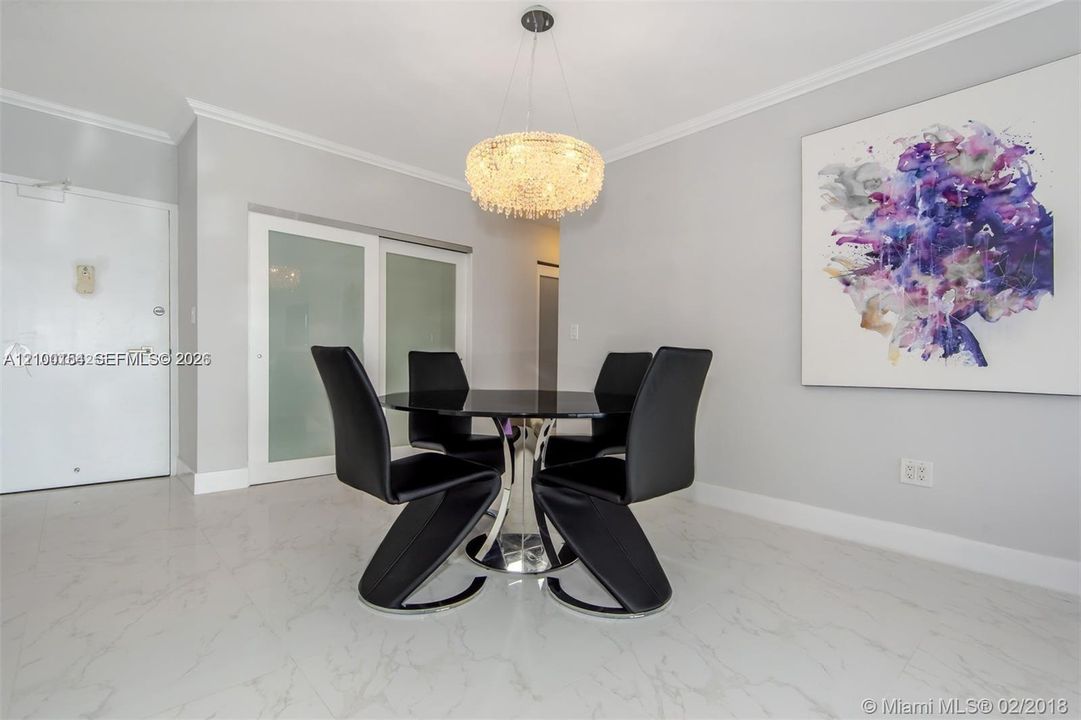 For Sale: $329,000 (1 beds, 1 baths, 762 Square Feet)