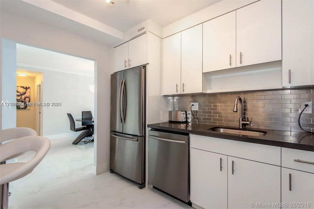 For Sale: $329,000 (1 beds, 1 baths, 762 Square Feet)