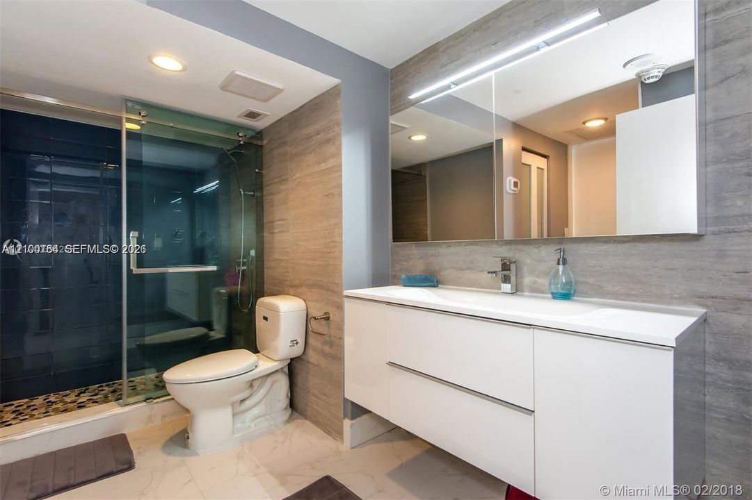 For Sale: $329,000 (1 beds, 1 baths, 762 Square Feet)
