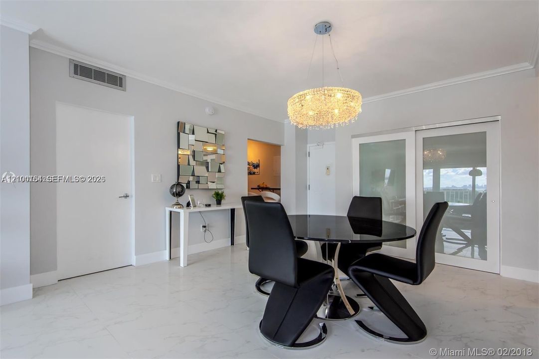 For Sale: $329,000 (1 beds, 1 baths, 762 Square Feet)