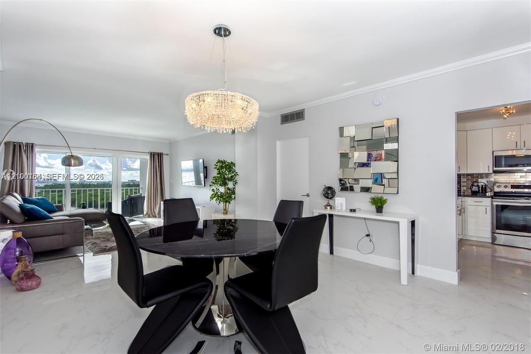 For Sale: $329,000 (1 beds, 1 baths, 762 Square Feet)