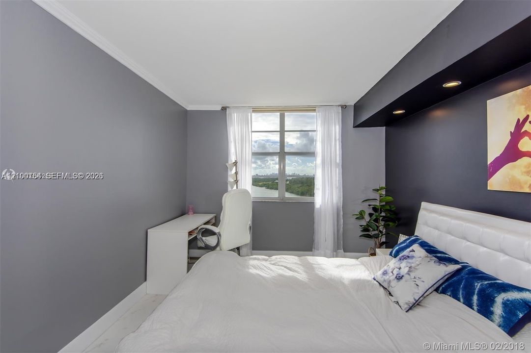 For Sale: $329,000 (1 beds, 1 baths, 762 Square Feet)