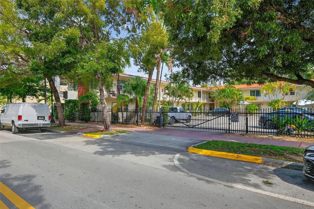 For Rent: $1,925 (1 beds, 1 baths, 420 Square Feet)