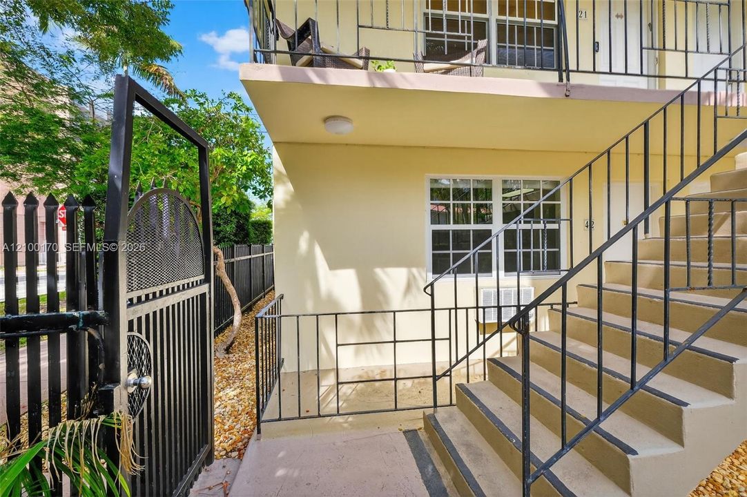 For Rent: $1,925 (1 beds, 1 baths, 420 Square Feet)