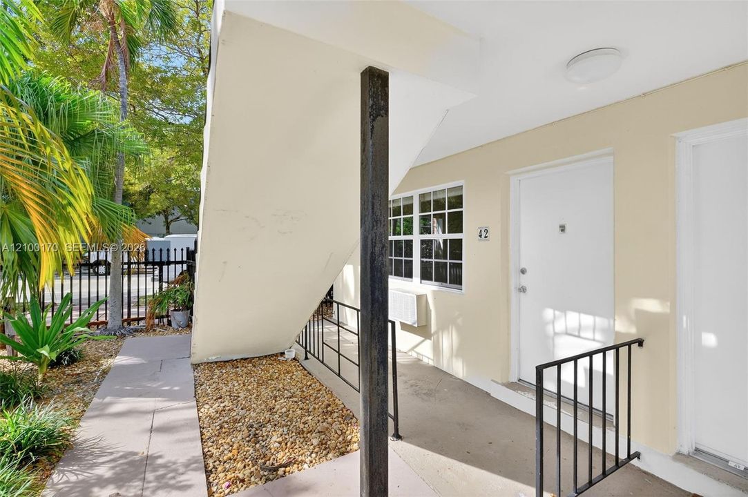 For Rent: $1,925 (1 beds, 1 baths, 420 Square Feet)