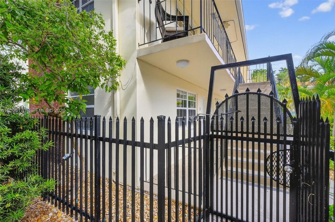 For Rent: $1,925 (1 beds, 1 baths, 420 Square Feet)